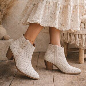 FRYE AND CO. Maley Perforated Pull-On Ankle Boots Off White Sz 8.5 Western Style